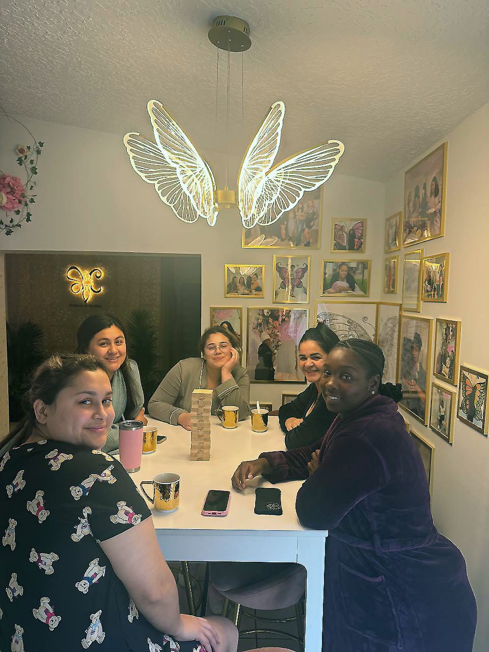 chicas compartiendo en charm home miami @ casa de recuperaacion