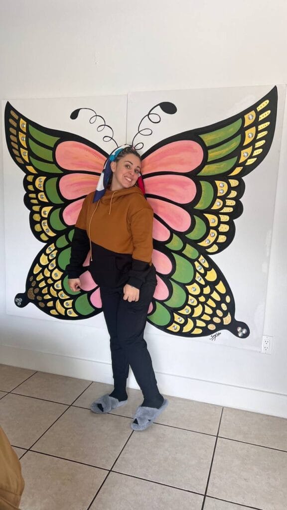posando en la mariposa de charm home miami casa de recuperacion post operatoria