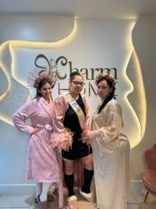 charm home brindando un servicio a 3 hermosas clientes de bbl, tummy tuck y lipo. En nuestra emblemática pared de nuestro estudio recovery cerca de tu clinica