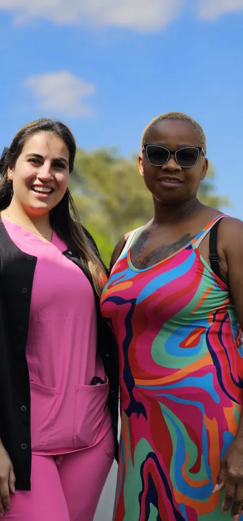 Pacientes compartiendo su recuperación en Charm Home Miami tras cirugía estética.
