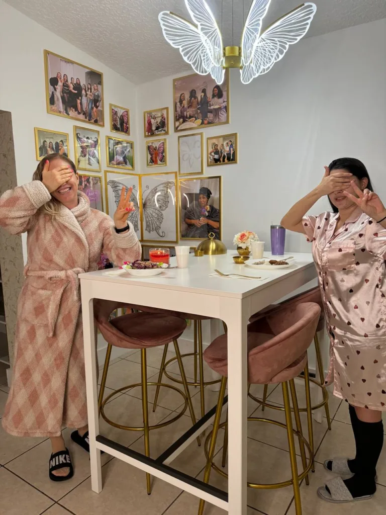 Huéspedes disfrutando momentos de recuperación en Charm Home Miami después de cirugía estética.