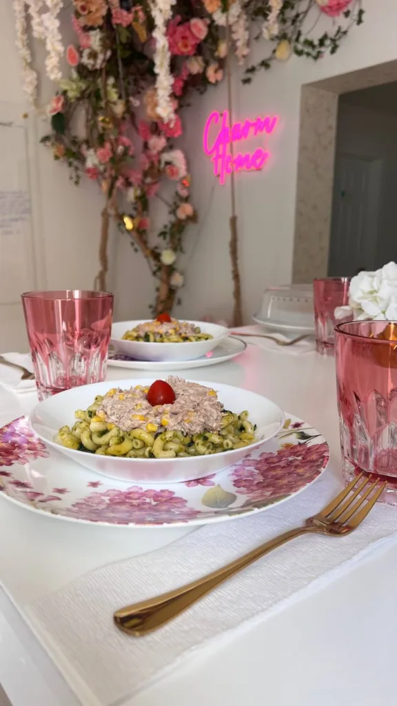 Comida saludable servida en Charm Home Miami, ideal para recuperación postoperatoria de BBL en Miami.